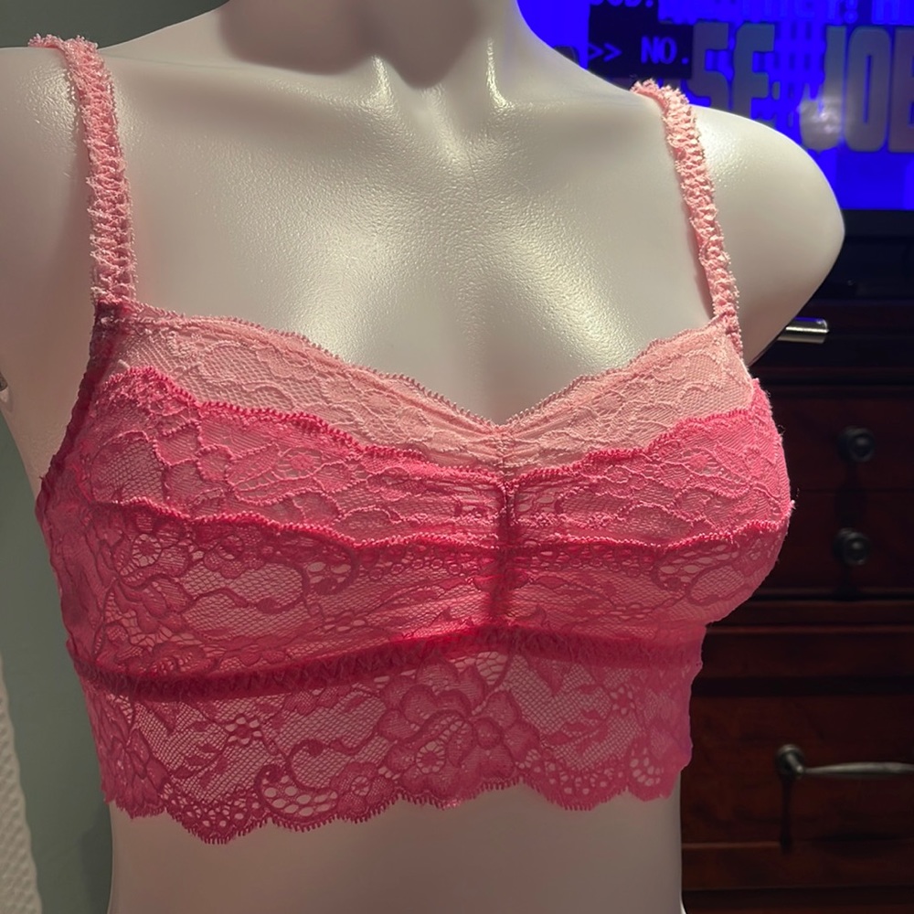 $5 if you bundle with 2 or more items 💜Pink Victoria’s Secret lace bralette